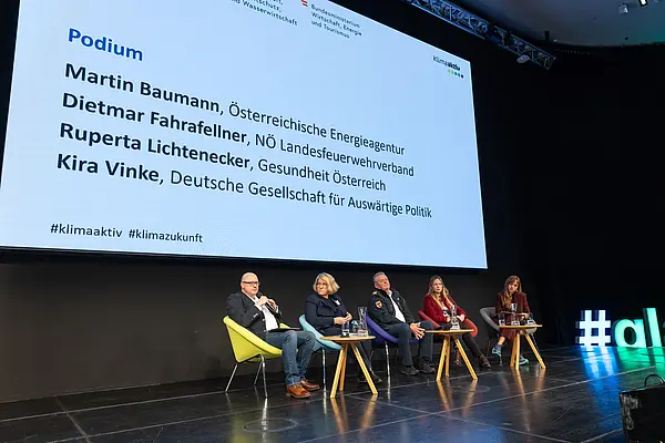 Personen auf einer Bühne bei einer Diskussionsrunde