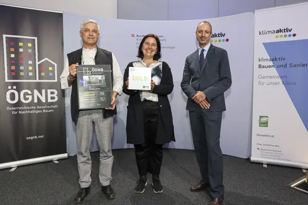 Ausgezeichnetes Projekt: Seeparq, 1220 Wien<br /> Fertigstellung, 963 von 1000 ÖGNB Punkten, ÖGNB GOLD<br /><br />  Bauherrschaft: BAUGRUPPE SEEPARQ ASPERN GmbH<br /> Architektur: pos architekten ZT GmbH<br /> Haustechnik: Licht Loidl GmbH<br /> Bauphysik & ÖGNB Consultant: IBO Österreichisches Institut für Bauen und Ökologie GmbH