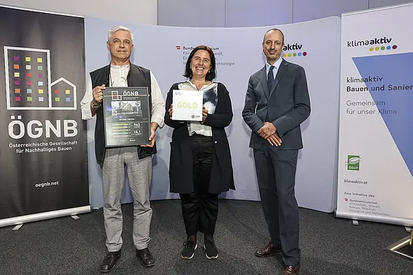 Ausgezeichnetes Projekt: Seeparq, 1220 Wien<br /> Fertigstellung, 963 von 1000 ÖGNB Punkten, ÖGNB GOLD<br /><br />  Bauherrschaft: BAUGRUPPE SEEPARQ ASPERN GmbH<br /> Architektur: pos architekten ZT GmbH<br /> Haustechnik: Licht Loidl GmbH<br /> Bauphysik & ÖGNB Consultant: IBO Österreichisches Institut für Bauen und Ökologie GmbH