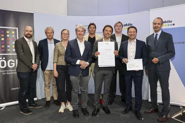 Ausgezeichnetes Projekt: Mehrfamilienhaus Leopoldauer Straße 131, 1210 Wien<br /> Fertigstellung, klimaaktiv BRONZE<br /><br />  Bauherrschaft: SÜBA Bau und Projekterrichtungs GmbH<br /> Architektur: Soyka/Silber/Soyka<br /> Bauphysik: DI Alexander Katzkow & Partner GmbH<br /> Bauleitung: Implenia Baugesellschaft mbH<br /> Eigentümer:in: Bank Austria Real Invest GmbH<br /> klimaaktiv Consultant: ALLPLAN GmbH