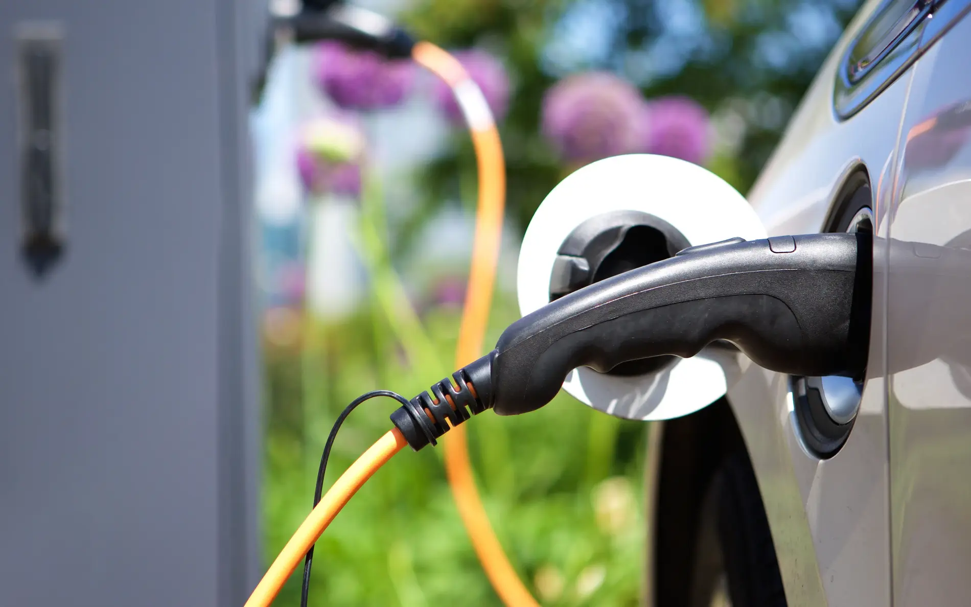 E-Auto wird gerade mit Strom beladen.