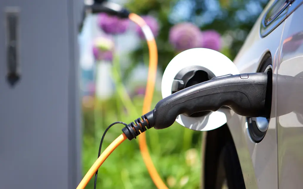 Auto an einer E-Ladestation