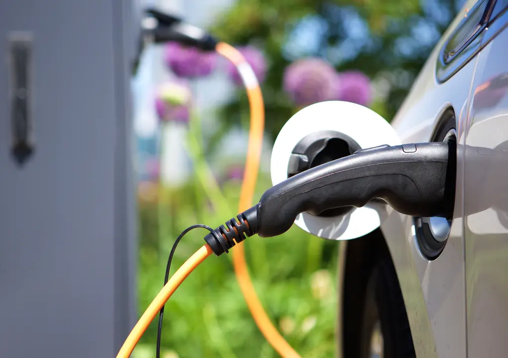 Auto an einer E-Ladestation