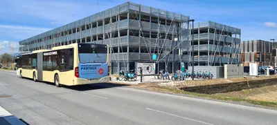 Ein Linienbus steht steht an der Straße zur Wohnanlage
