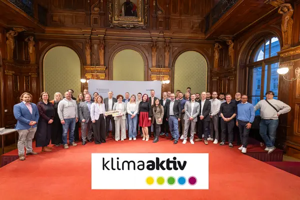 ein Gruppenfoto auf einer Bühne, Menschen mit Urkunden