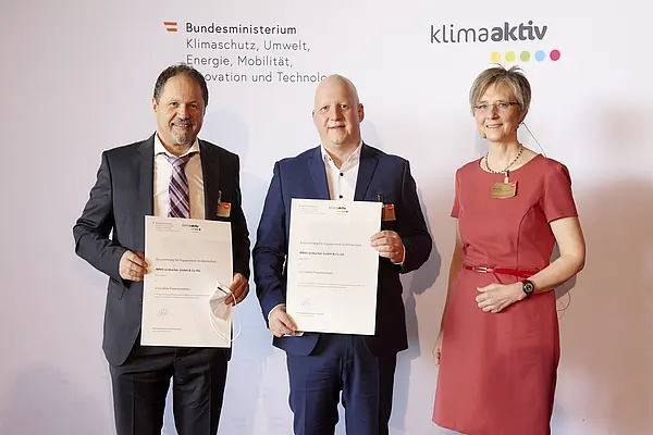 DI Dr. Bettina Bergauer, Stellvertretung Stabsstelle Dialog zu Energiewende und Klimaschutz, zeichnete am 24. März 2022 energieeffiziente Betriebe und Beratungsunternehmen aus.  Ausgezeichneter Betrieb und klimaaktiv Projektpartner: INNIO Jenbacher GmbH & Co OG  Im Bild: Rudolf Raunig (Leader Infrastructure), Martin Mühlbacher  (Executive Site Leader and VP Operations) mit Bettina Bergauer (BMK)
