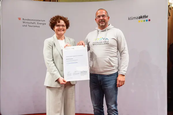 Menschen auf einer Bühne bei einer Veranstaltung