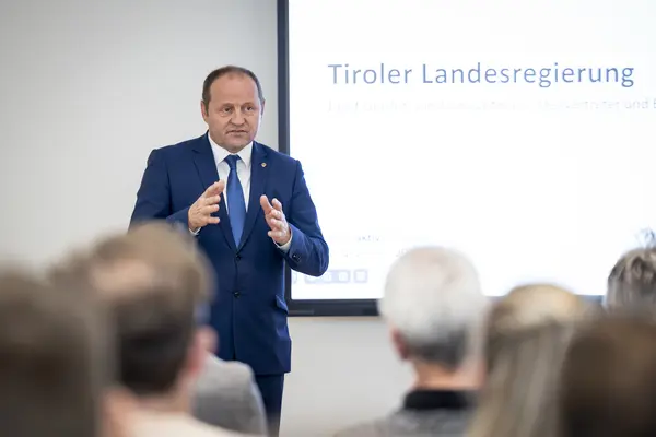 ein Mann spricht auf einer Bühne