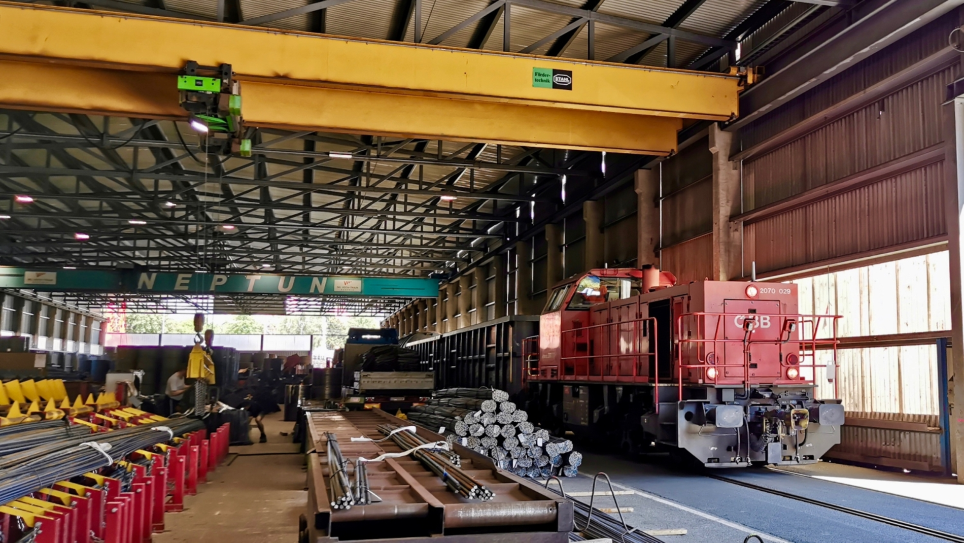 Transportlager mit Zufahrt für den Zug