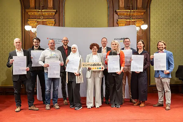 ein Gruppenfoto auf einer Bühne, Menschen mit Urkunden
