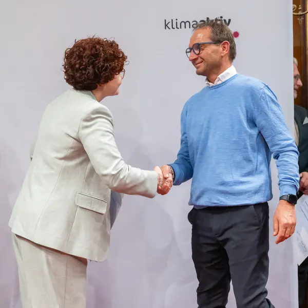 Menschen auf einer Bühne bei einer Veranstaltung