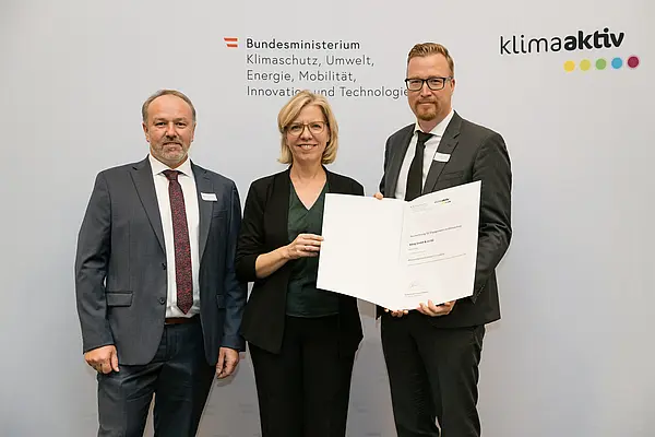 Auszeichnung von klimaaktiv Vorzeigebetrieb König GmbH & Co KG König durch Klimaschutzministerin Leonore Gewessler (BMK). Im Bild: Christoph Hackl (Geschäftsführer / CCO) (rechts), Manfred Faßwald (Leitung Haus- und Betriebstechnik) (links) mit Klimaschutzministerin Leonore Gewessler (BMK) (mitte)