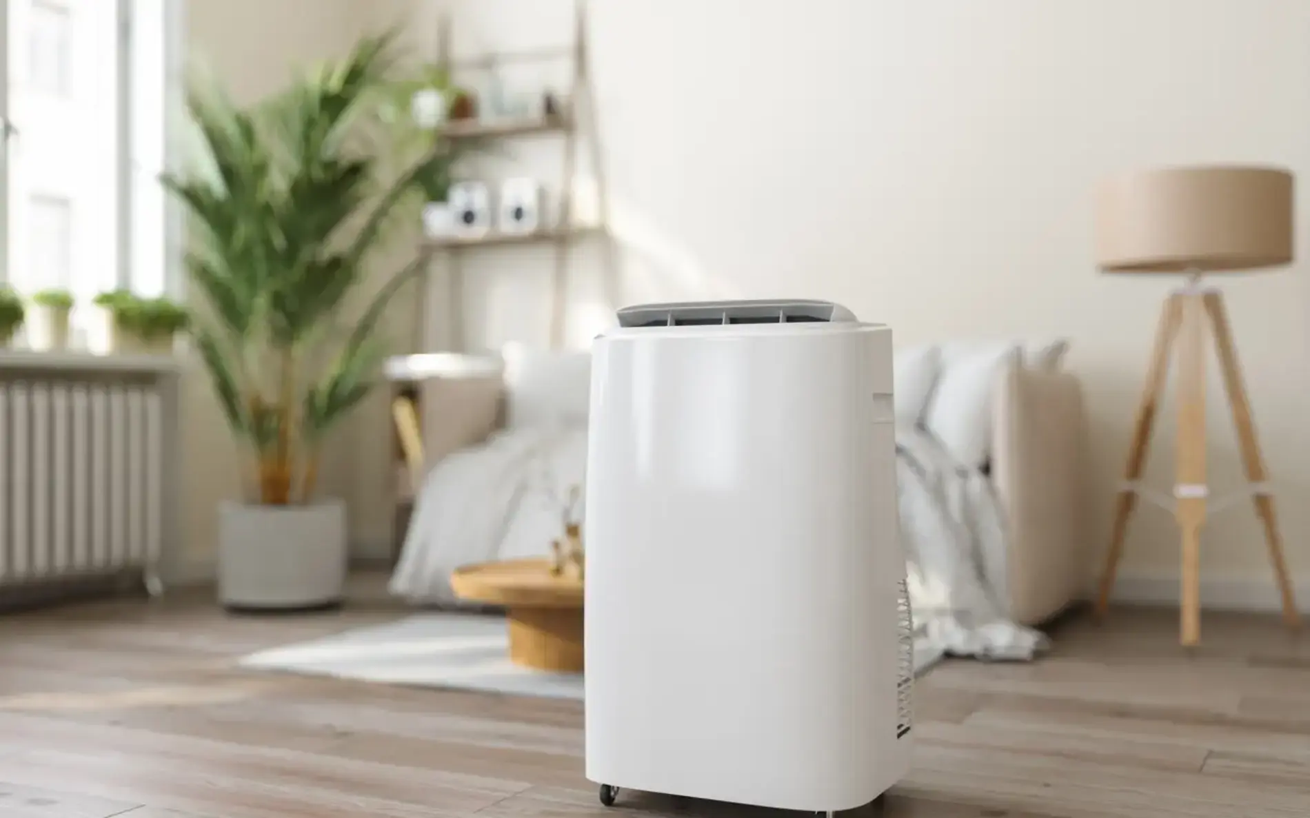 Eine mobile Klimaanlage steht in der Mitte von einem Wohnzimmer.