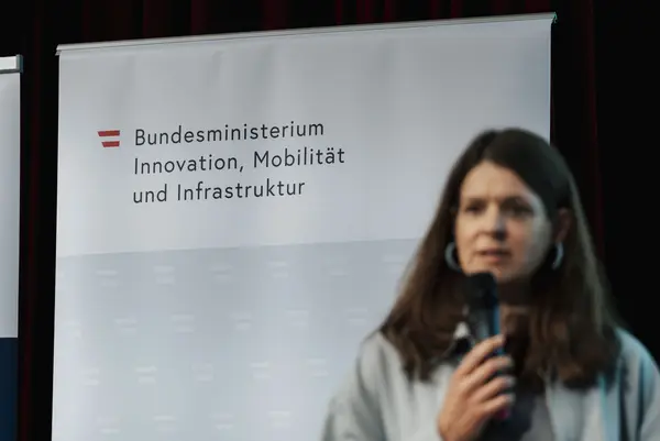 Frau mit Mikro auf der Bühne