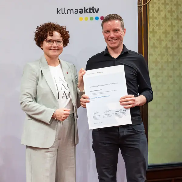 Menschen auf einer Bühne bei einer Veranstaltung