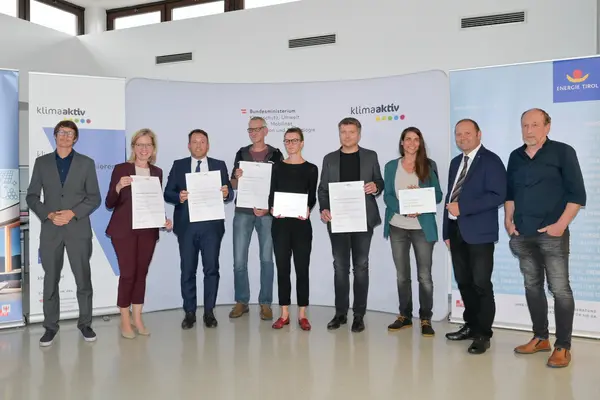 Im Bild: Klimaschutzministerin Leonore Gewessler, LHStv. Josef Geisler, DI Robert Taunmüller (Energie Tirol), Ing. Dr. Franz Danler, LL.M MBA, Hannes Gstrein, Ing. Markus Elender (alle Innsbrucker Immobilien GmbH & Co KG), Janine Bex, BSc (Stadt Innsbruck), Birgit Kornmüller und Gerald Zehetner (Bogenfeld Architektur ZT-GmbH)