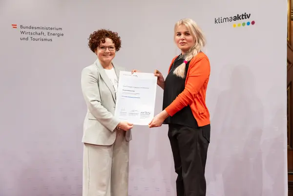 Menschen auf einer Bühne bei einer Veranstaltung