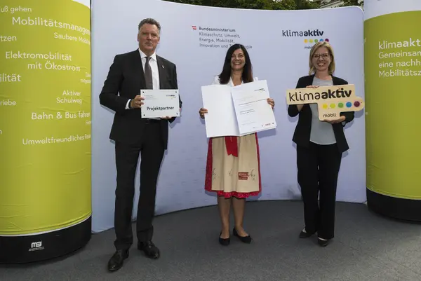 Der Tourismusverband Neukirchen am Großvenediger wird für den ganzjährigen Einsatz eines E-Zuges in der Nationalpark Gemeinde Neukirchen ausgezeichnet. Im Bild: Ingrid Maier Schöppl gemeinsam mit FBM Leonore Gewessler und Alexander Klacska, Obmann der Bundessparte Transport und Verkehr der Wirtschaftskammer Österreich.