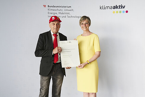 Im Bild: Franz Dorner mit Bettina Bergauer (BMK)