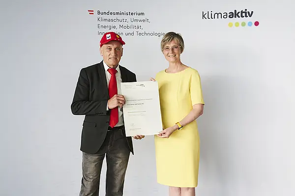 Im Bild: Franz Dorner mit Bettina Bergauer (BMK)