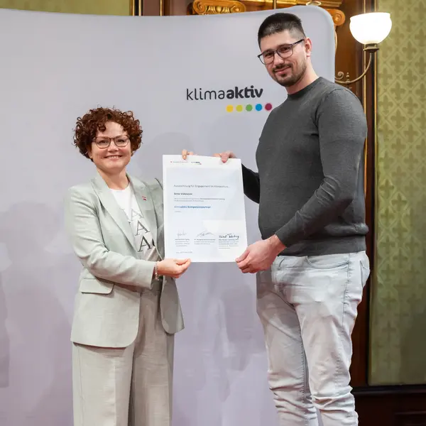 Menschen auf einer Bühne bei einer Veranstaltung