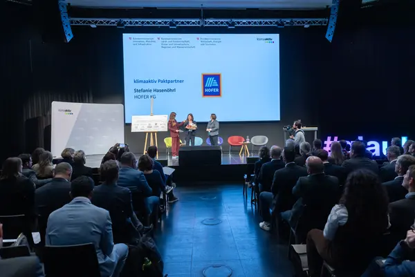 Personen auf einer Bühne