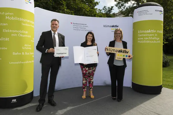 Die KNAPP AG wird für das umfangreiche Mobilitätsmanagement für Mitarbeiterinnen und Mitarbeiter ausgezeichnet. Im Bild: Karin Pucher gemeinsam mit FBM Leonore Gewessler und Alexander Klacska, Obmann der Bundessparte Transport und Verkehr der Wirtschaftskammer Österreich.