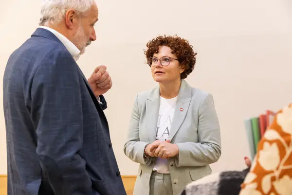 Personen unterhalten sich bei einer Veranstaltung