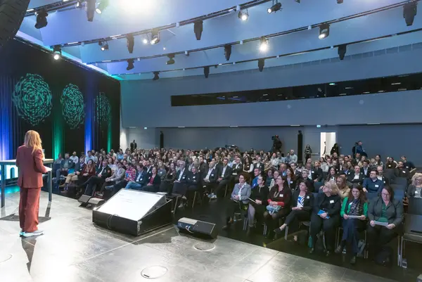 Moderatorin auf der Bühne