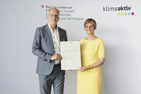 Im Bild: Gerhard Bartak (Abteilungsleiter Energie und Abfallwirtschaft) mit Bettina Bergauer (BMK)