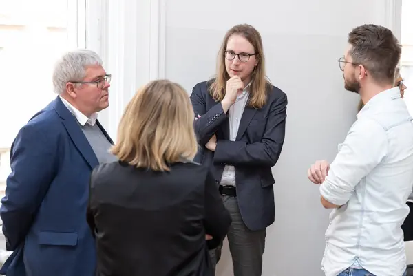 Menschen unterhalten sich bei einer Veranstaltung