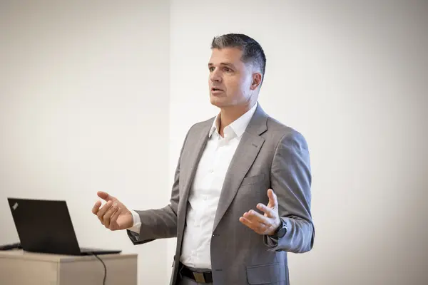 ein Mann spricht auf einer Bühne