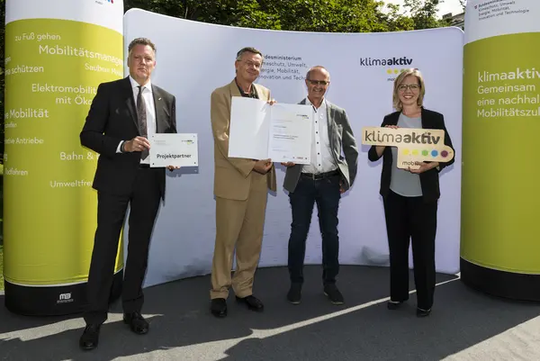 Die Grüne Erde GmbH wird für konsequente Ökologisierung der eigenen Fahrzeugflotte ausgezeichnet (Anschaffung von E-Pkws). Im Bild: Wolfgang Hasler und Kuno Haas gemeinsam mit FBM Leonore Gewessler und Alexander Klacska, Obmann der Bundessparte Transport und Verkehr der Wirtschaftskammer Österreich.