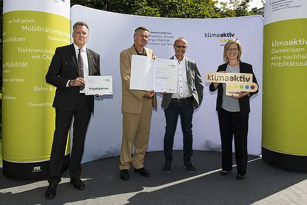 Die Grüne Erde GmbH wird für konsequente Ökologisierung der eigenen Fahrzeugflotte ausgezeichnet (Anschaffung von E-Pkws). Im Bild: Wolfgang Hasler und Kuno Haas gemeinsam mit FBM Leonore Gewessler und Alexander Klacska, Obmann der Bundessparte Transport und Verkehr der Wirtschaftskammer Österreich.