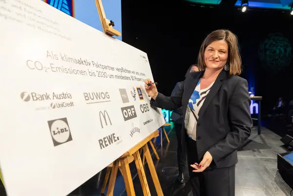 eine Frau auf einer Bühne unterzeichnet auf einer Tafel