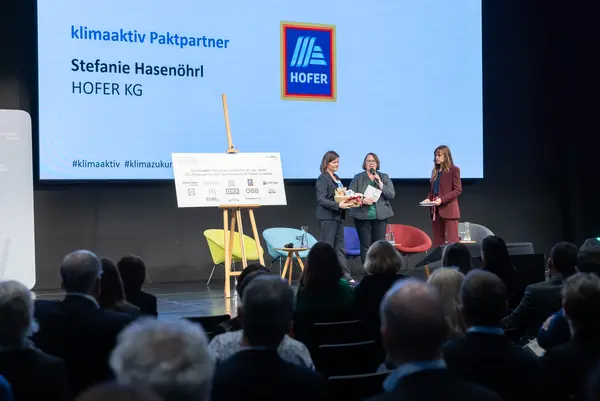 Personen auf einer Bühne