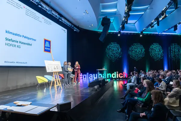 Personen auf einer Bühne