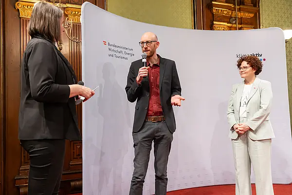 Menschen auf einer Bühne bei einer Veranstaltung