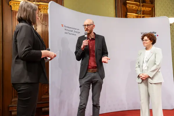 Menschen auf einer Bühne bei einer Veranstaltung