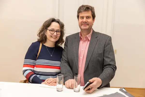 Menschen lächeln in die Kamera