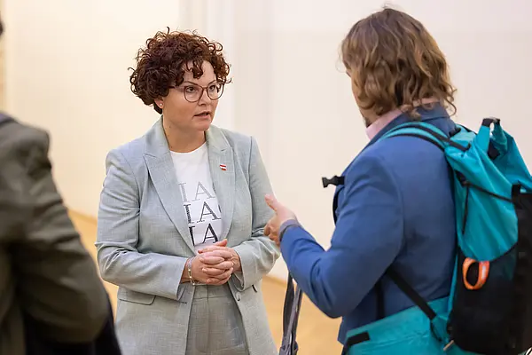 Personen unterhalten sich auf einer Veranstaltung