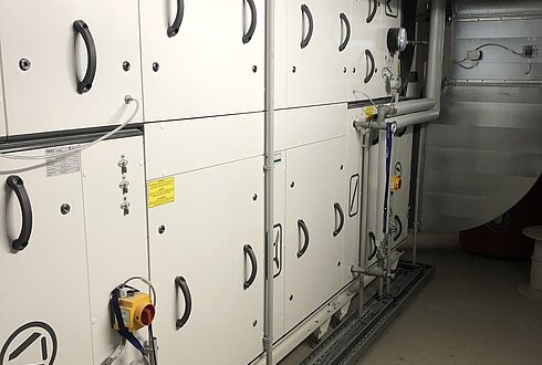 Zu sehen sind mehrere Lüftungsgeräte im Keller des Hauses