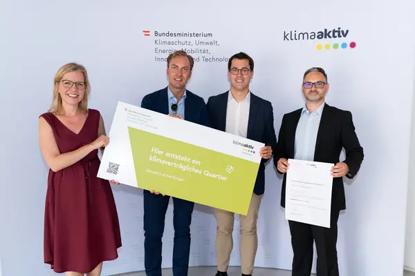 Im Bild: Klimaschutzministerin Leonore Gewessler, Ferdinand Harnoncourt-Unverzagt, Oliver Möllner und Jürgen Stradner (ARE)