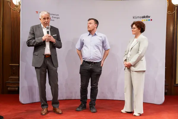 Menschen auf einer Bühne bei einer Veranstaltung