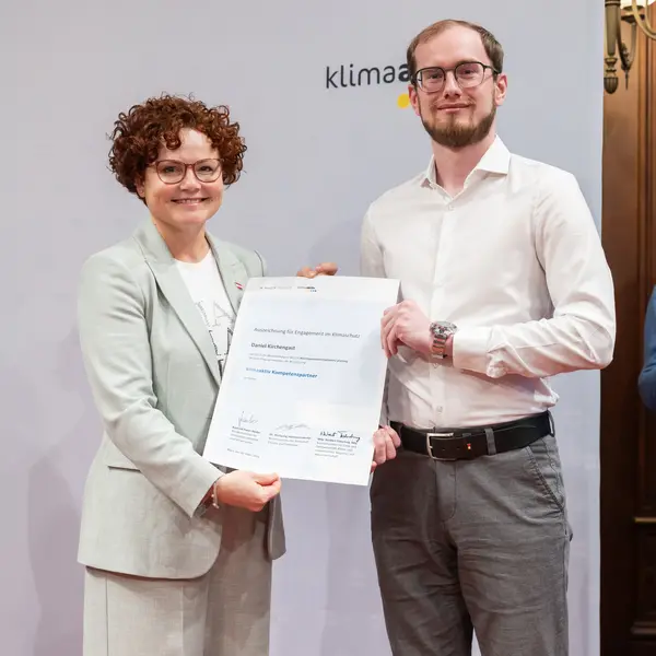 Menschen auf einer Bühne bei einer Veranstaltung