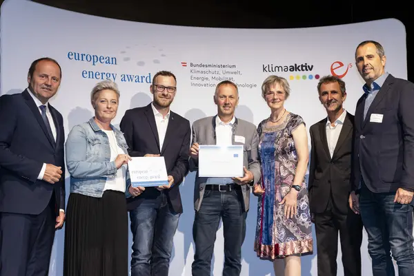 Helmut Strasser (e5 Österreich), Bettina Bergauer (BMK), Josef Geisler (LHStv.Tirol), Andreas Egger (Bgm) und Gemeindevertreter:innen der Gemeinde Aschau im Zillertal