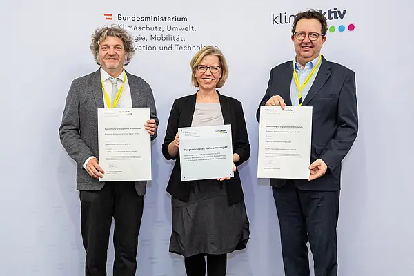 Auszeichnung von Vertreter:innen effizienter Biomasseheizwerke durch BM Gewessler