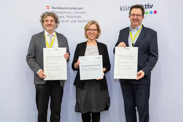 Auszeichnung von Vertreter:innen effizienter Biomasseheizwerke durch BM Gewessler