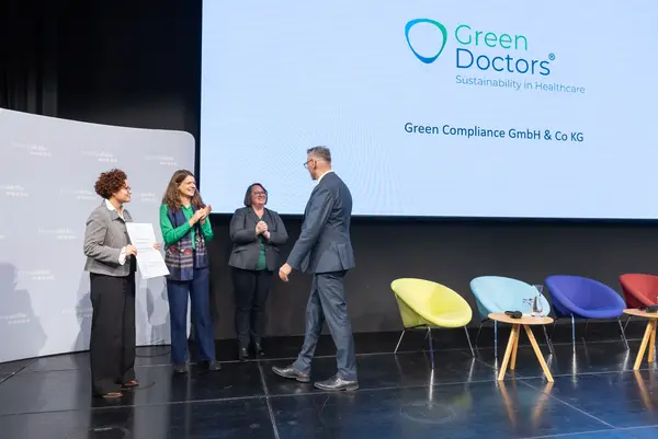 4 Personen auf einer Bühne