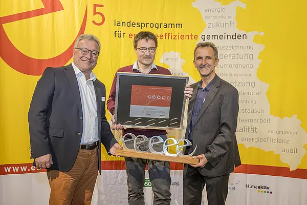 im Bild: Gemeinde Weißbach b.L.: Heinrich Schellhorn, Bgm. Josef Hohenwarter, Helmut Strasser